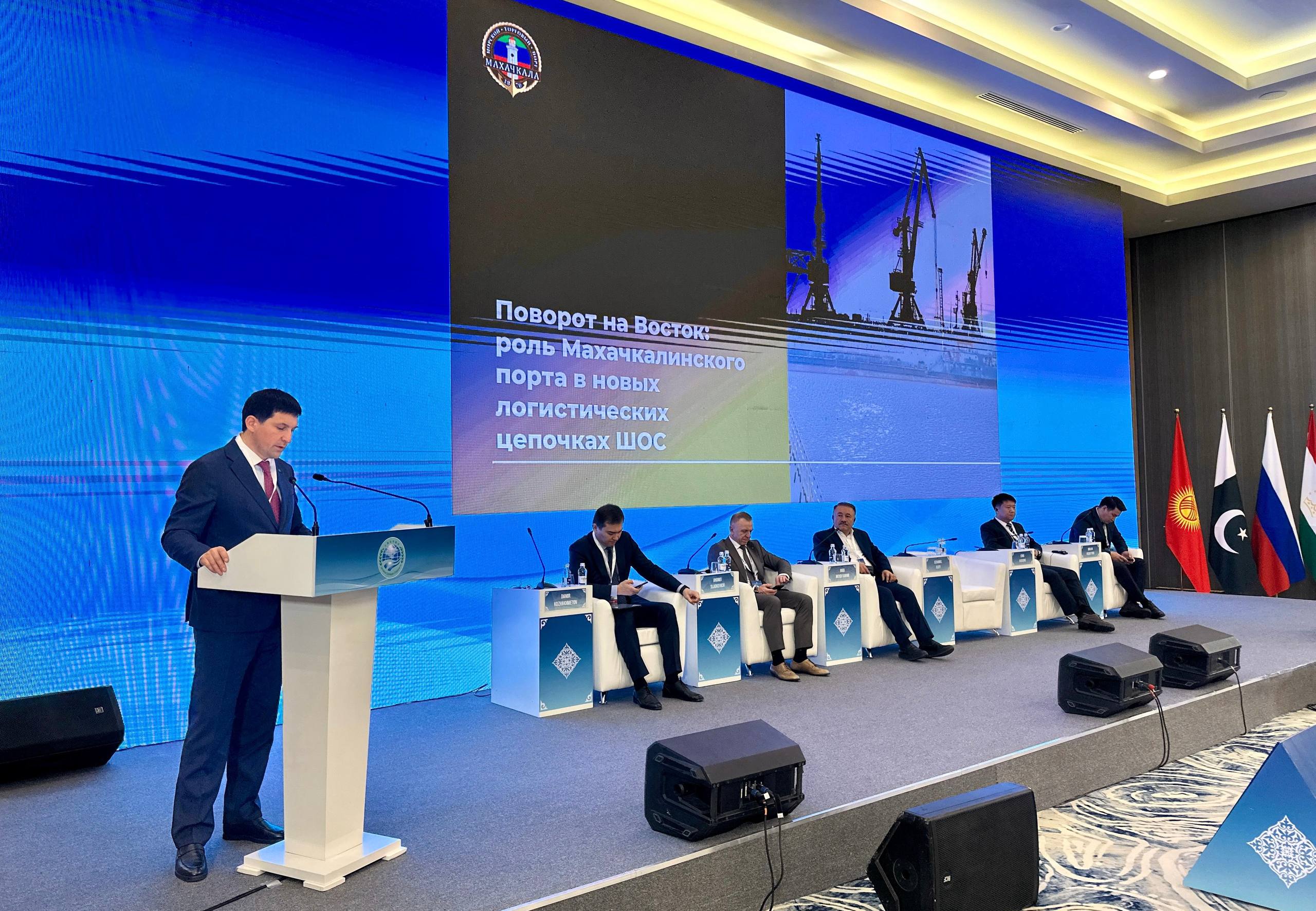 Сегодня генеральный директор морпорта Махачкала Джамал Алиев принял участие в Первой встрече руководителей портов и логистических центров государств-членов ШОС в городе Актау (Казахстан) Сегодня генеральный директор морпорта Махачкала Джамал Алиев принял участие в Первой встрече руководителей портов и логистических центров государств-членов ШОС в городе Актау (Казахстан)