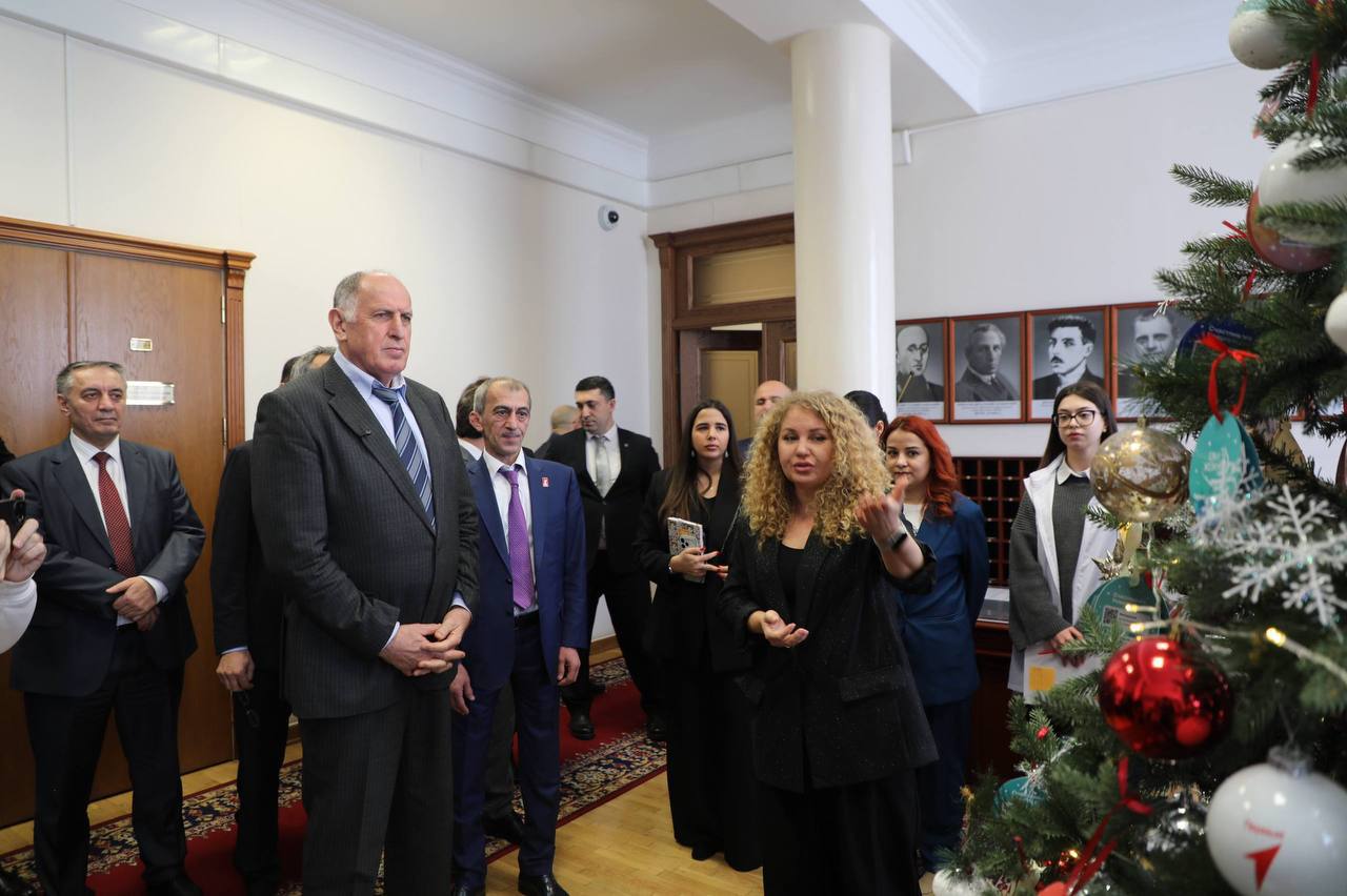 В преддверии новогодних праздников Магомед Тагиров принял участие в акции «Свет надежды» В преддверии новогодних праздников Магомед Тагиров принял участие в акции «Свет надежды»