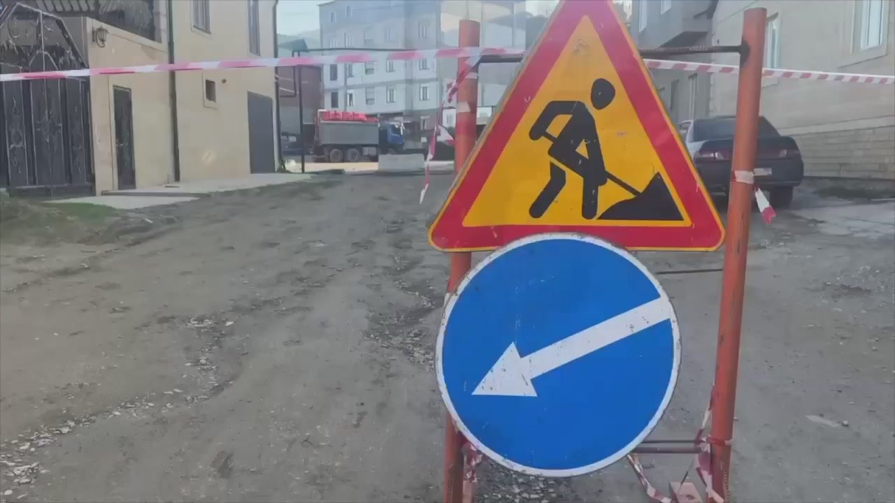 На улице Карабудахкентская укладывают 1,5 км нового дорожного полотна