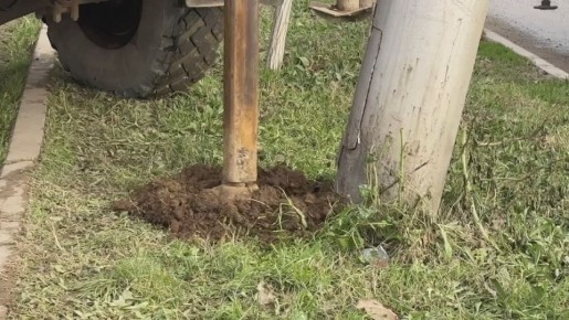 123 Выравнивание столбов уличного освещения по ул. Аметахана-Султана проводится специалистами МБУ «Благоустройство»