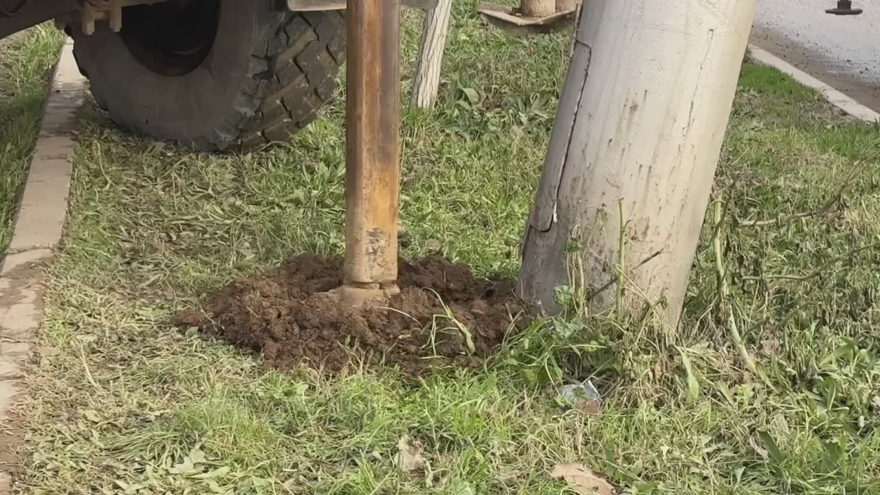123 Выравнивание столбов уличного освещения по ул. Аметахана-Султана проводится специалистами МБУ «Благоустройство»