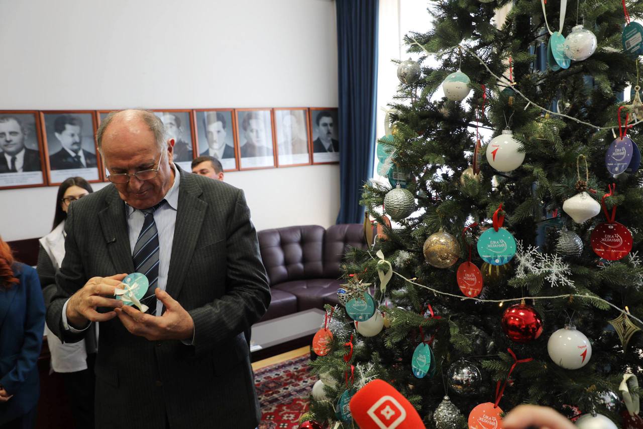 Вслед за Председателем Правительства к акции «Елка желаний» присоединились вице-премьеры, министры и руководители иных органов исполнительной власти Дагестана Вслед за Председателем Правительства к акции «Елка желаний» присоединились вице-премьеры, министры и руководители иных органов исполнительной власти Дагестана