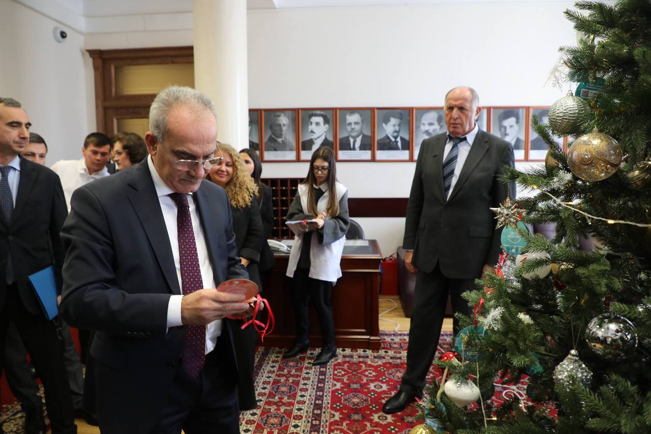 Вслед за Председателем Правительства к акции «Елка желаний» присоединились вице-премьеры, министры и руководители иных органов исполнительной власти Дагестана Вслед за Председателем Правительства к акции «Елка желаний» присоединились вице-премьеры, министры и руководители иных органов исполнительной власти Дагестана