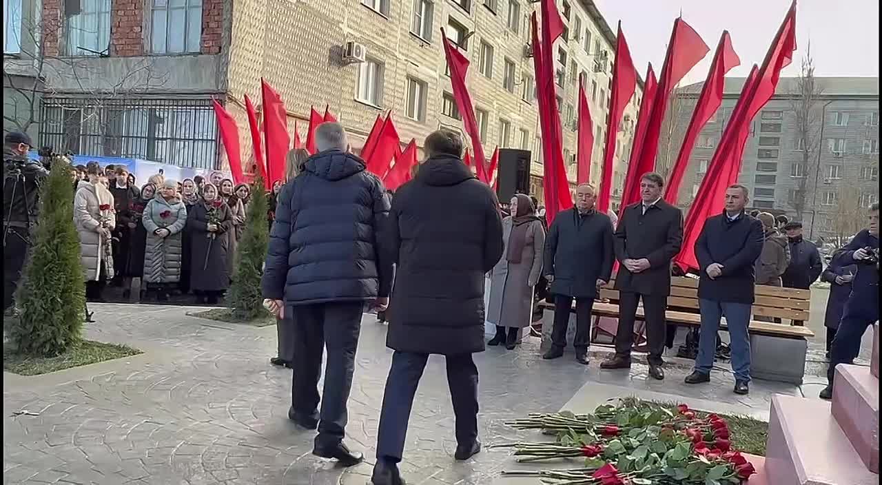 Мэр Махачкалы Джамбулат Салавов выступил на открытии памятника Герою России Тулпару Мусалаеву в Махачкале