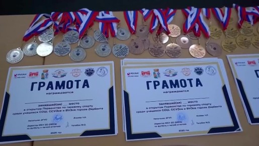 Сегодня в Дербенте на базе Детско-юношеской спортивной школы по футболу и лёгкой атлетике прошло открытое первенство города по гиревому спорту