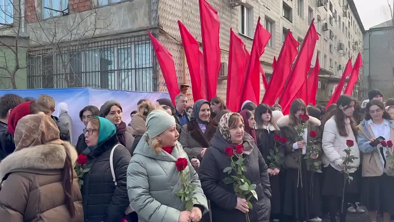 Мэр столицы Джамбулат Салавов прибыл на торжественное открытие бюста Герою Российской Федерации Тулпару Оздемировичу Мусалаеву — офицеру, чьё имя навсегда вошло в историю воинской доблести и служения Отечеству
