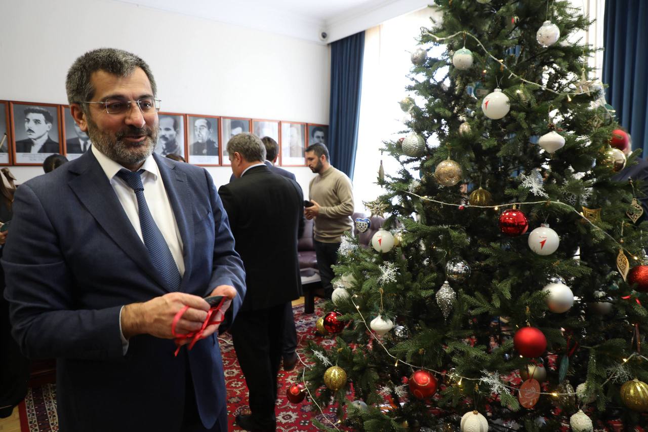 Вслед за Председателем Правительства к акции «Елка желаний» присоединились вице-премьеры, министры и руководители иных органов исполнительной власти Дагестана Вслед за Председателем Правительства к акции «Елка желаний» присоединились вице-премьеры, министры и руководители иных органов исполнительной власти Дагестана