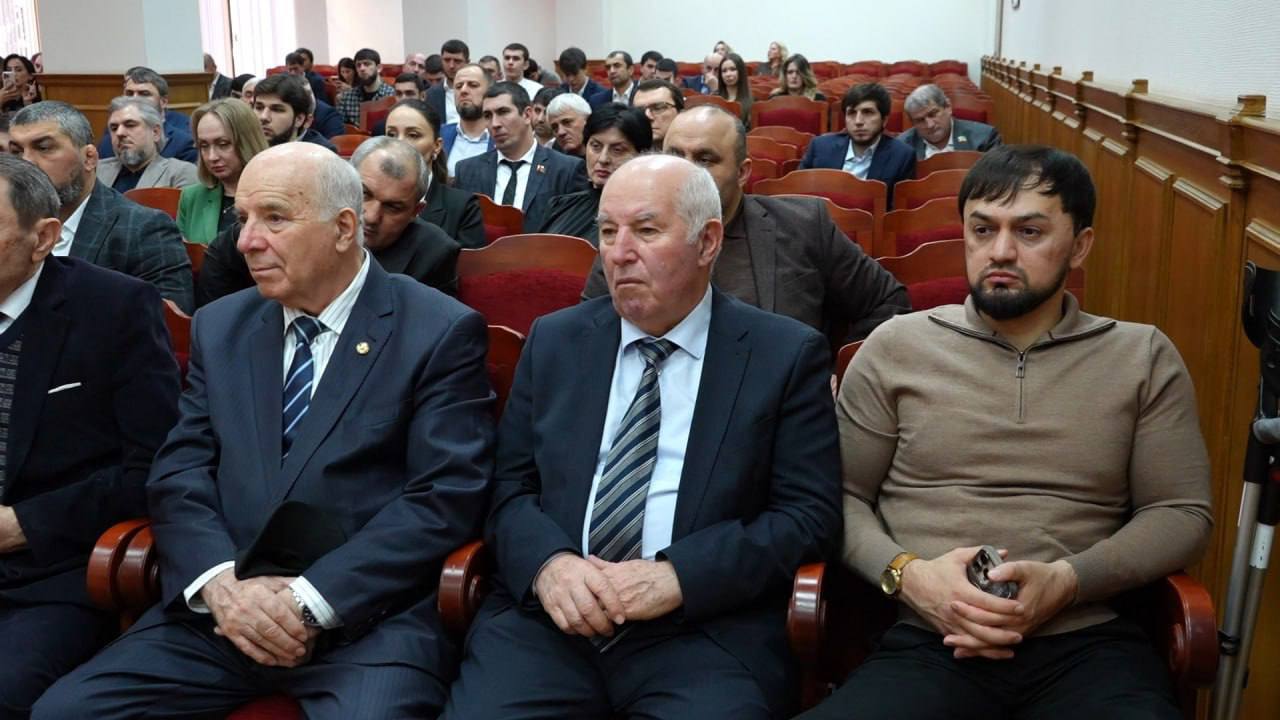 В здании столичной администрации состоялось пятое заседание Собрания депутатов Махачкалы первого созыва В здании столичной администрации состоялось пятое заседание Собрания депутатов Махачкалы первого созыва