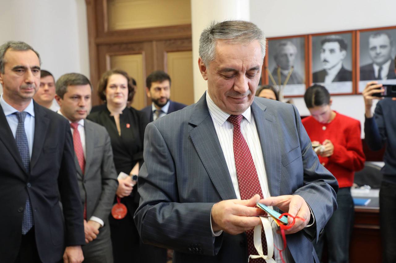 Вслед за Председателем Правительства к акции «Елка желаний» присоединились вице-премьеры, министры и руководители иных органов исполнительной власти Дагестана Вслед за Председателем Правительства к акции «Елка желаний» присоединились вице-премьеры, министры и руководители иных органов исполнительной власти Дагестана