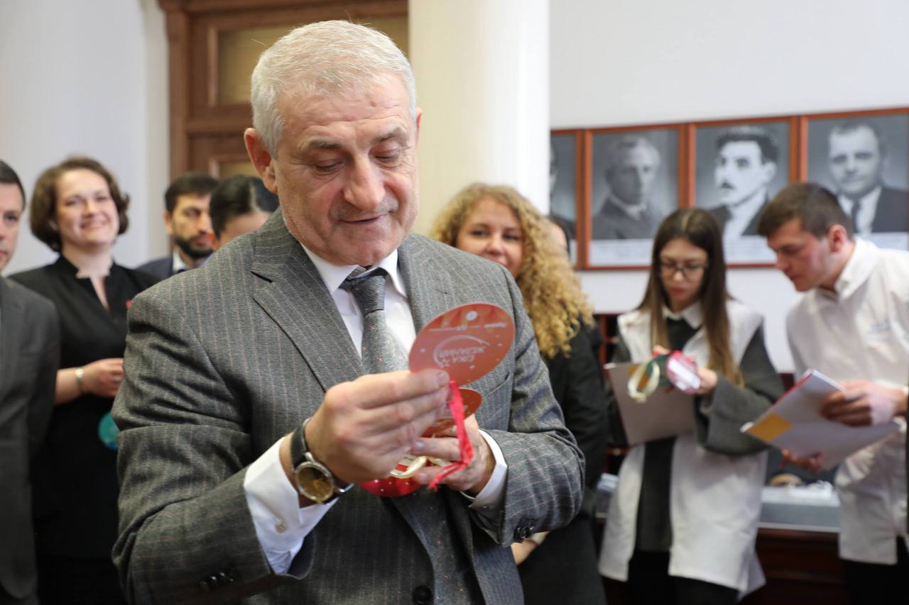 Вслед за Председателем Правительства к акции «Елка желаний» присоединились вице-премьеры, министры и руководители иных органов исполнительной власти Дагестана Вслед за Председателем Правительства к акции «Елка желаний» присоединились вице-премьеры, министры и руководители иных органов исполнительной власти Дагестана