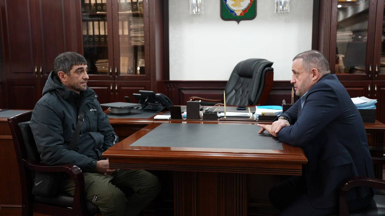 Глава Хасавюрта Корголи Корголиев встретился с участником СВО Анзором Абучевым