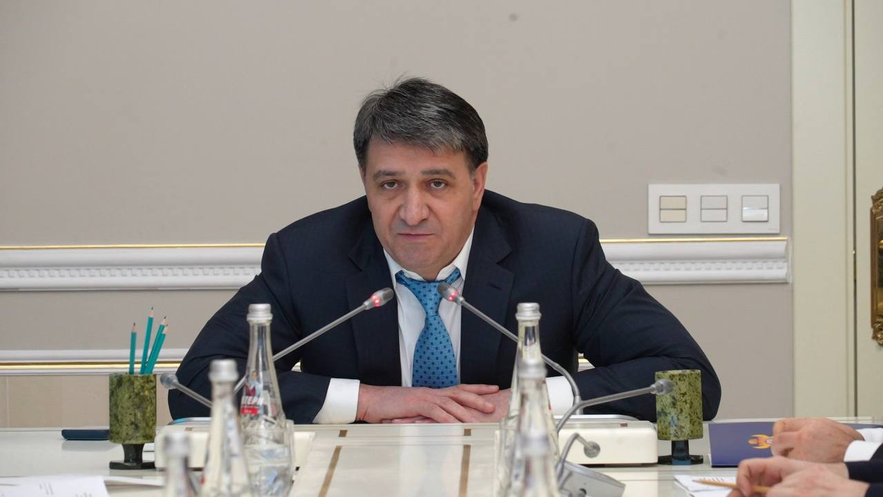 Джамбулат Салавов: Сегодня в Махачкале состоялось заседание антитеррористической комиссии, в котором приняли участие представители силовых ведомств, правоохранительных органов, коммунального хозяйства и профильных управлений...