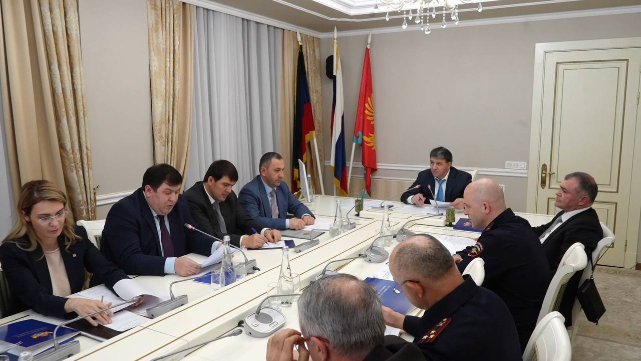 Джамбулат Салавов: Сегодня в Махачкале состоялось заседание антитеррористической комиссии, в котором приняли участие представители силовых ведомств, правоохранительных органов, коммунального хозяйства и профильных управлений... Джамбулат Салавов: Сегодня в Махачкале состоялось заседание антитеррористической комиссии, в котором приняли участие представители силовых ведомств, правоохранительных органов, коммунального хозяйства и профильных управлений...