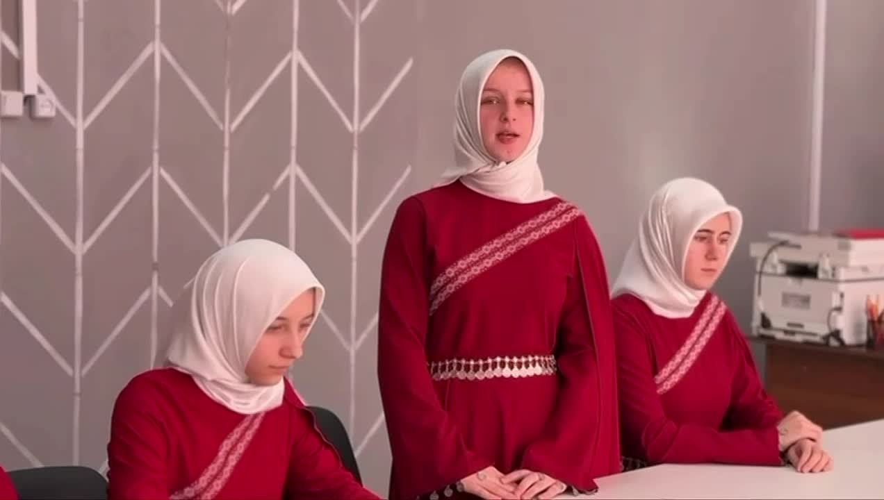 Дагестанские школьники в папахах смотрят Прямую линию