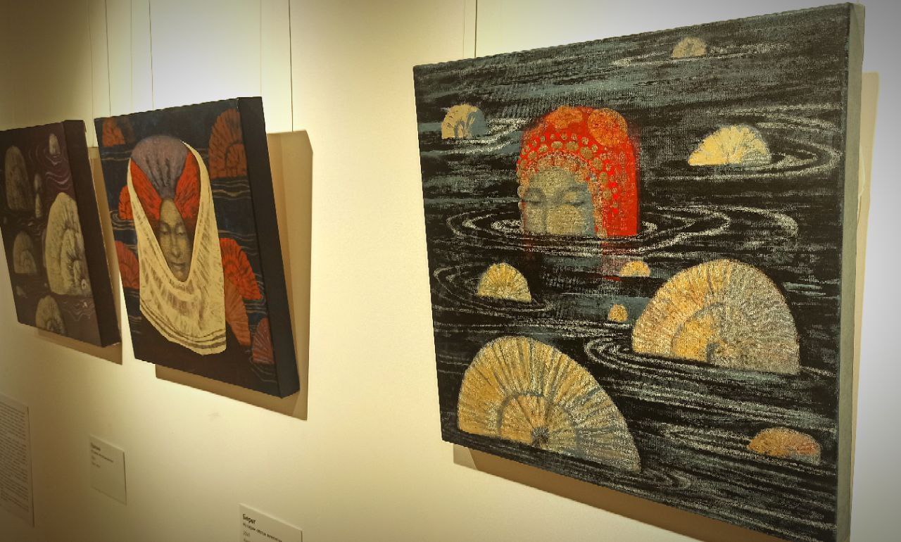 В Дагестанском музее изобразительных искусств им. П.С. Гамзатовой на днях открылась первая персональная выставка художника Светланы Савельевой «Сотворение мифа» В Дагестанском музее изобразительных искусств им. П.С. Гамзатовой на днях открылась первая персональная выставка художника Светланы Савельевой «Сотворение мифа»