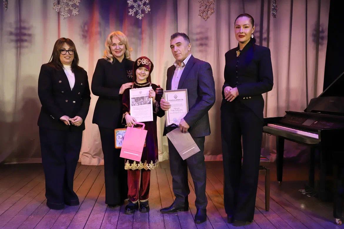 Детей-лауреатов международных конкурсов и фестивалей наградили в преддверии Нового года! Детей-лауреатов международных конкурсов и фестивалей наградили в преддверии Нового года!