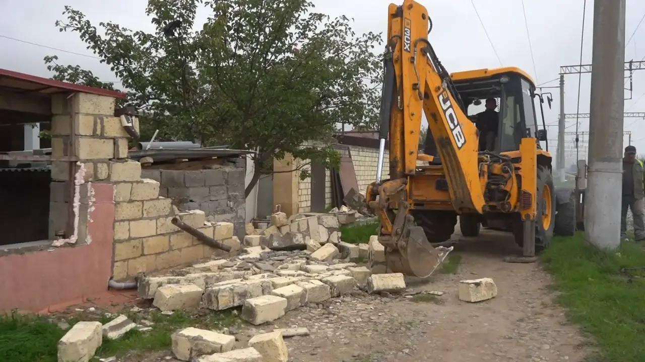 Снос 45 незаконных объектов на общественных территориях Дербента был проведен за последние три месяца уходящего года Снос 45 незаконных объектов на общественных территориях Дербента был проведен за последние три месяца уходящего года