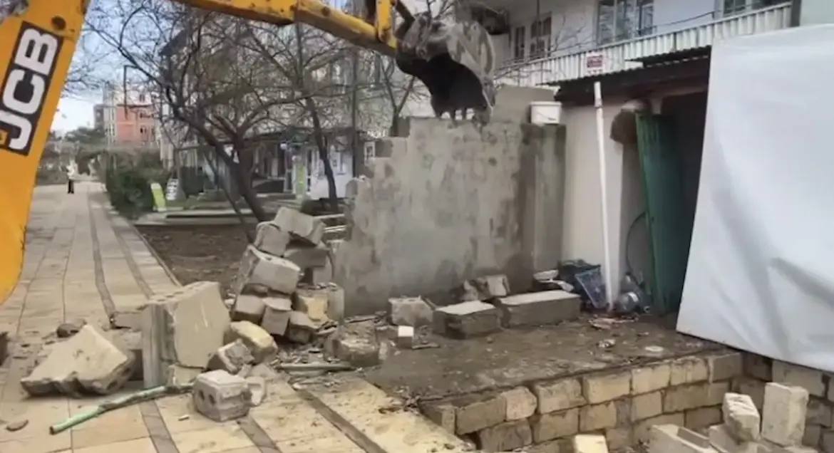 Снос 45 незаконных объектов на общественных территориях Дербента был проведен за последние три месяца уходящего года Снос 45 незаконных объектов на общественных территориях Дербента был проведен за последние три месяца уходящего года