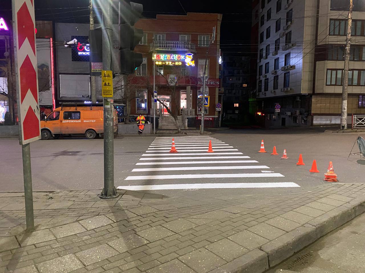 Минувшей ночью специалисты МБУ «ЦОДД» провели оперативные работы по обновлению дорожной разметки на троллейбусном кольце Минувшей ночью специалисты МБУ «ЦОДД» провели оперативные работы по обновлению дорожной разметки на троллейбусном кольце