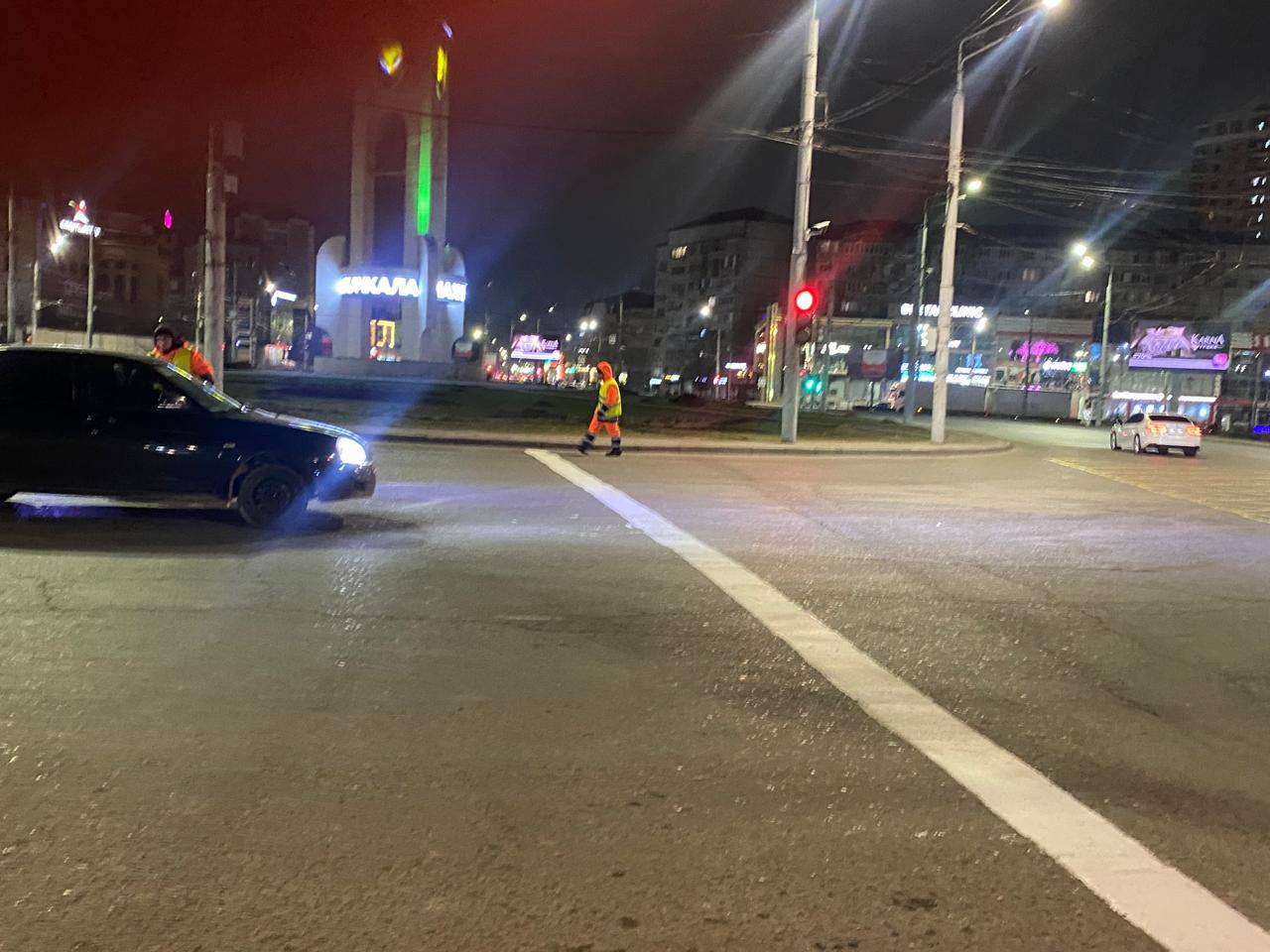 Минувшей ночью специалисты МБУ «ЦОДД» провели оперативные работы по обновлению дорожной разметки на троллейбусном кольце Минувшей ночью специалисты МБУ «ЦОДД» провели оперативные работы по обновлению дорожной разметки на троллейбусном кольце