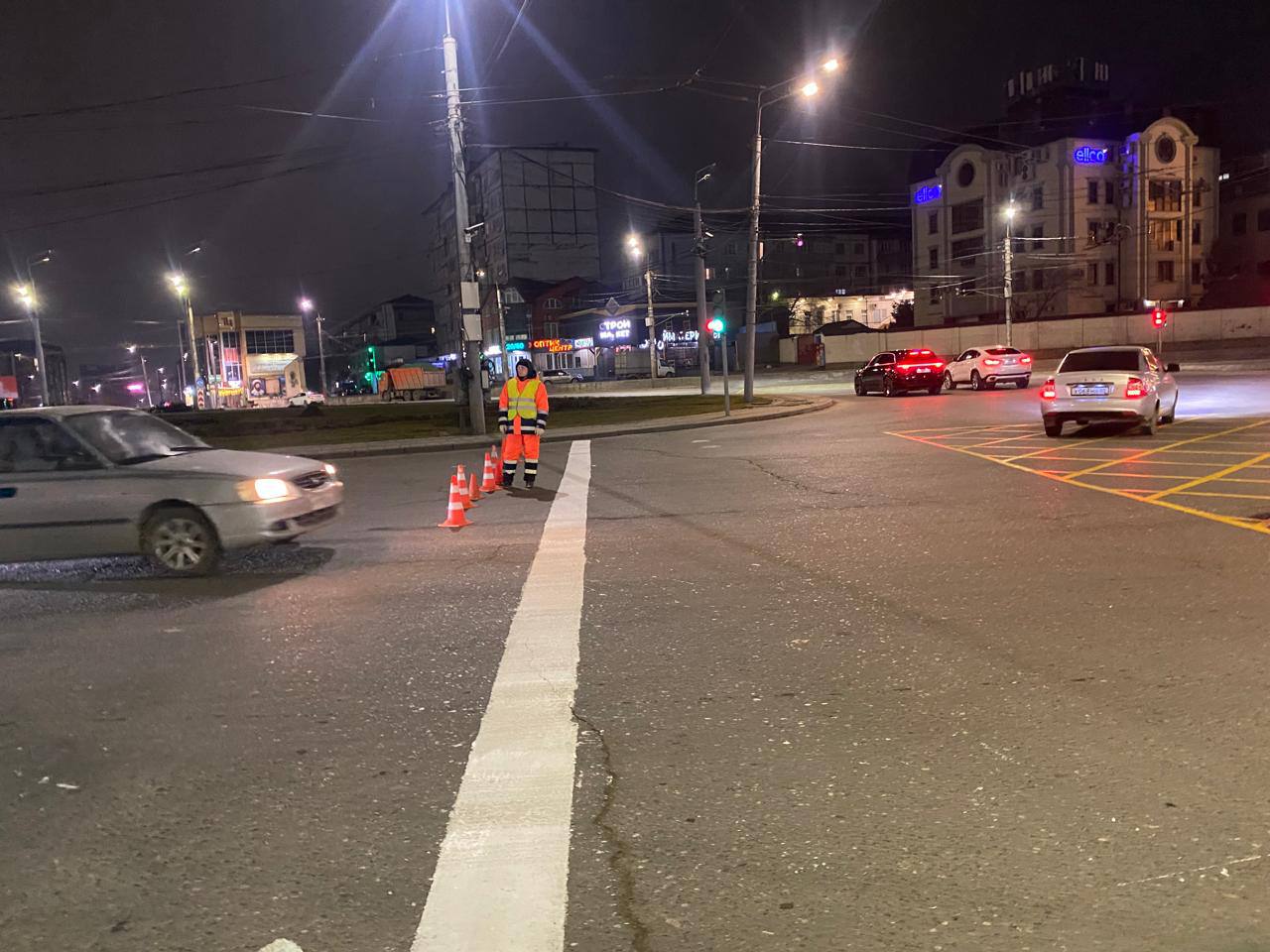 Минувшей ночью специалисты МБУ «ЦОДД» провели оперативные работы по обновлению дорожной разметки на троллейбусном кольце Минувшей ночью специалисты МБУ «ЦОДД» провели оперативные работы по обновлению дорожной разметки на троллейбусном кольце