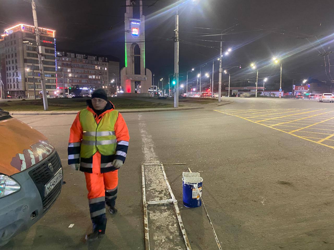 Минувшей ночью специалисты МБУ «ЦОДД» провели оперативные работы по обновлению дорожной разметки на троллейбусном кольце Минувшей ночью специалисты МБУ «ЦОДД» провели оперативные работы по обновлению дорожной разметки на троллейбусном кольце