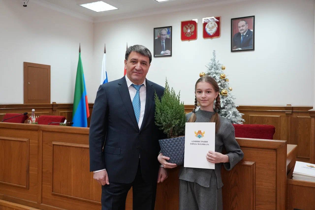 Эмилия Шахабутиновна: Пусть деревце, посаженное на вашей земле, станет символом растущего семейного счастья и прочного домашнего очага Эмилия Шахабутиновна: Пусть деревце, посаженное на вашей земле, станет символом растущего семейного счастья и прочного домашнего очага