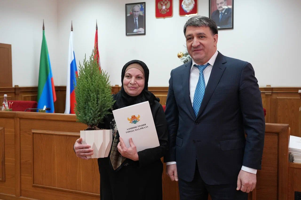 Эмилия Шахабутиновна: Пусть деревце, посаженное на вашей земле, станет символом растущего семейного счастья и прочного домашнего очага Эмилия Шахабутиновна: Пусть деревце, посаженное на вашей земле, станет символом растущего семейного счастья и прочного домашнего очага