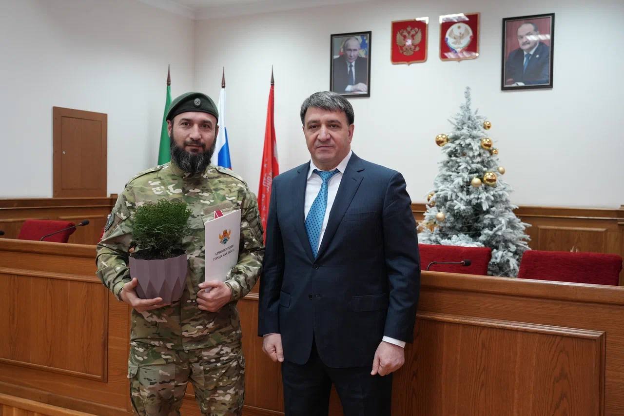 Эмилия Шахабутиновна: Пусть деревце, посаженное на вашей земле, станет символом растущего семейного счастья и прочного домашнего очага Эмилия Шахабутиновна: Пусть деревце, посаженное на вашей земле, станет символом растущего семейного счастья и прочного домашнего очага