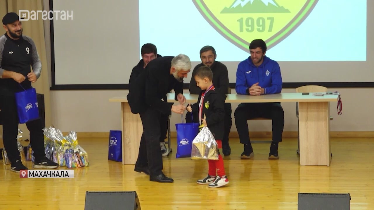 Награждение победителей внутришкольного турнира по мини-футболу провела столичная спортшкола «Олимп»