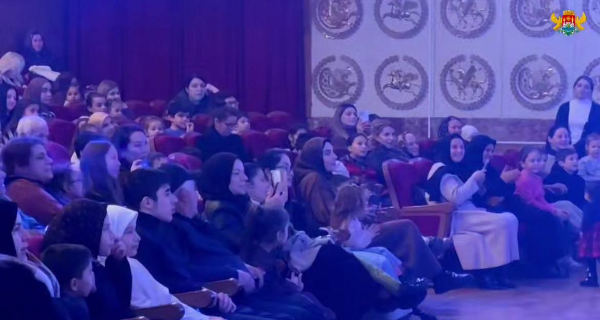 В Русском драматическом театре имени Максима Горького в Махачкале прошло новогоднее театральное представление, собравшее более 1 000 юных зрителей В Русском драматическом театре имени Максима Горького в Махачкале прошло новогоднее театральное представление, собравшее более 1 000 юных зрителей