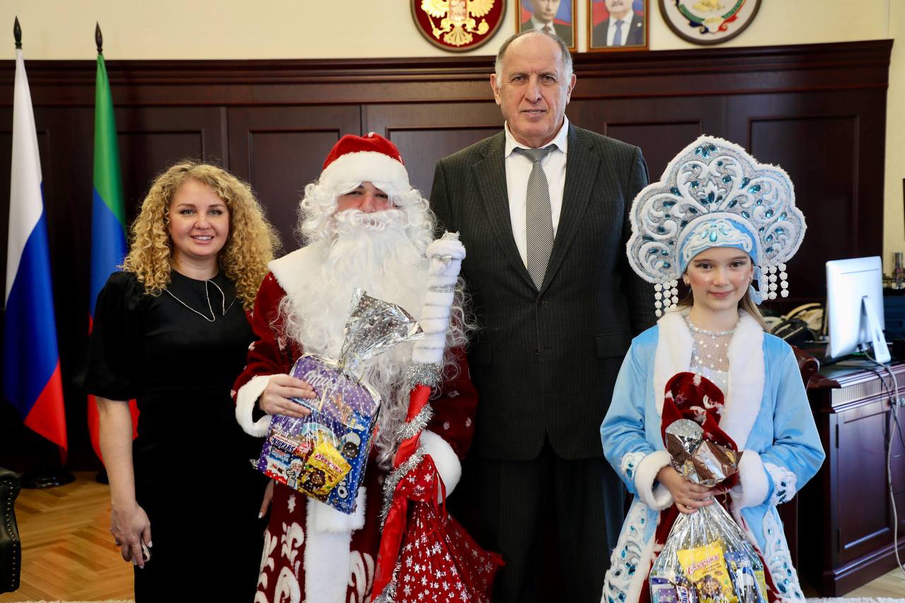 Дед Мороз и Снегурочка «Первых» поздравили премьер-министра Дагестана с Новым годом Дед Мороз и Снегурочка «Первых» поздравили премьер-министра Дагестана с Новым годом