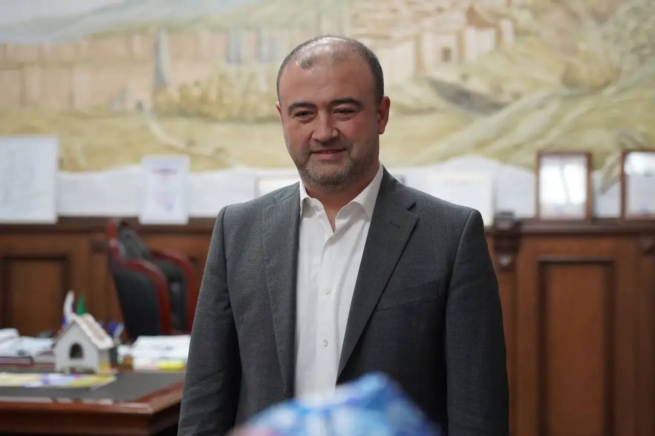 В рамках Всероссийской акции «Российский детский Дед Мороз» юные активисты Движения Первых поздравили главу Дербента Ханлара Пашабекова с наступающими новогодними праздниками В рамках Всероссийской акции «Российский детский Дед Мороз» юные активисты Движения Первых поздравили главу Дербента Ханлара Пашабекова с наступающими новогодними праздниками