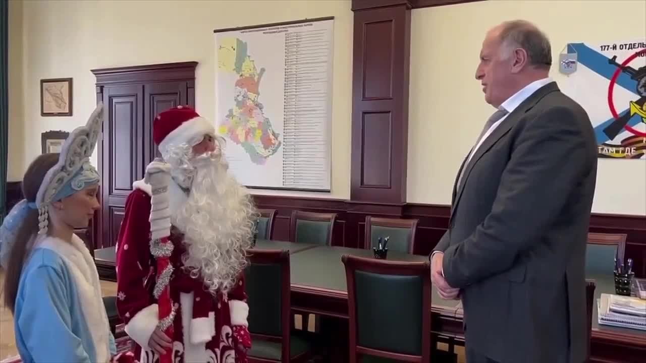 Дед Мороз и Снегурочка «Первых» поздравили премьер-министра Дагестана с Новым годом