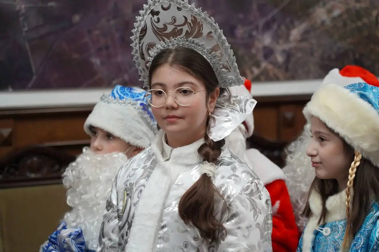 В рамках Всероссийской акции «Российский детский Дед Мороз» юные активисты Движения Первых поздравили главу Дербента Ханлара Пашабекова с наступающими новогодними праздниками В рамках Всероссийской акции «Российский детский Дед Мороз» юные активисты Движения Первых поздравили главу Дербента Ханлара Пашабекова с наступающими новогодними праздниками