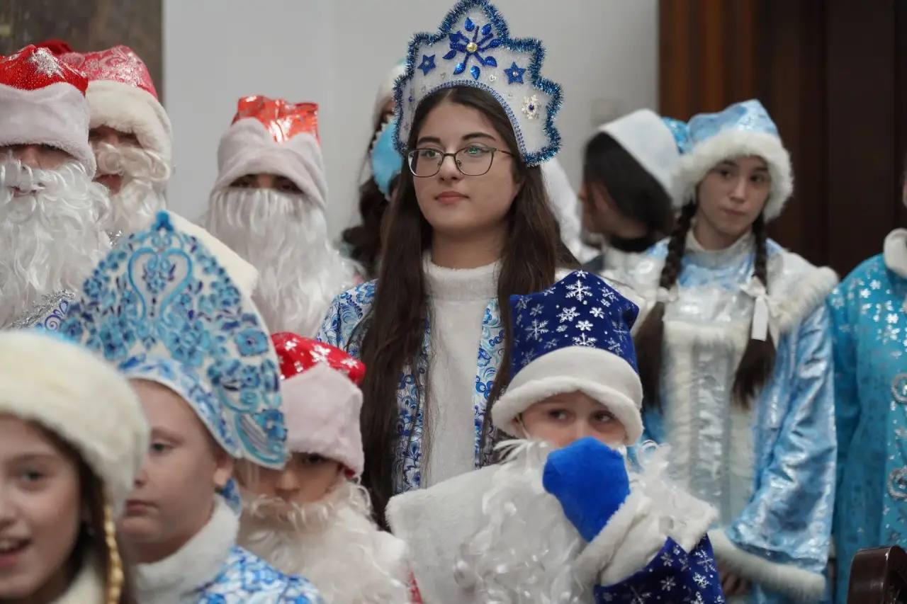 В рамках Всероссийской акции «Российский детский Дед Мороз» юные активисты Движения Первых поздравили главу Дербента Ханлара Пашабекова с наступающими новогодними праздниками В рамках Всероссийской акции «Российский детский Дед Мороз» юные активисты Движения Первых поздравили главу Дербента Ханлара Пашабекова с наступающими новогодними праздниками