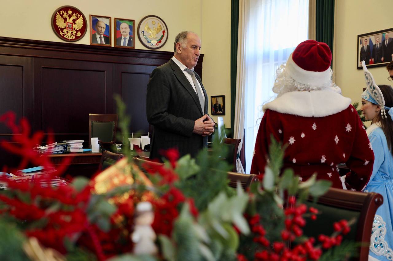 Дед Мороз и Снегурочка «Первых» поздравили премьер-министра Дагестана с Новым годом Дед Мороз и Снегурочка «Первых» поздравили премьер-министра Дагестана с Новым годом