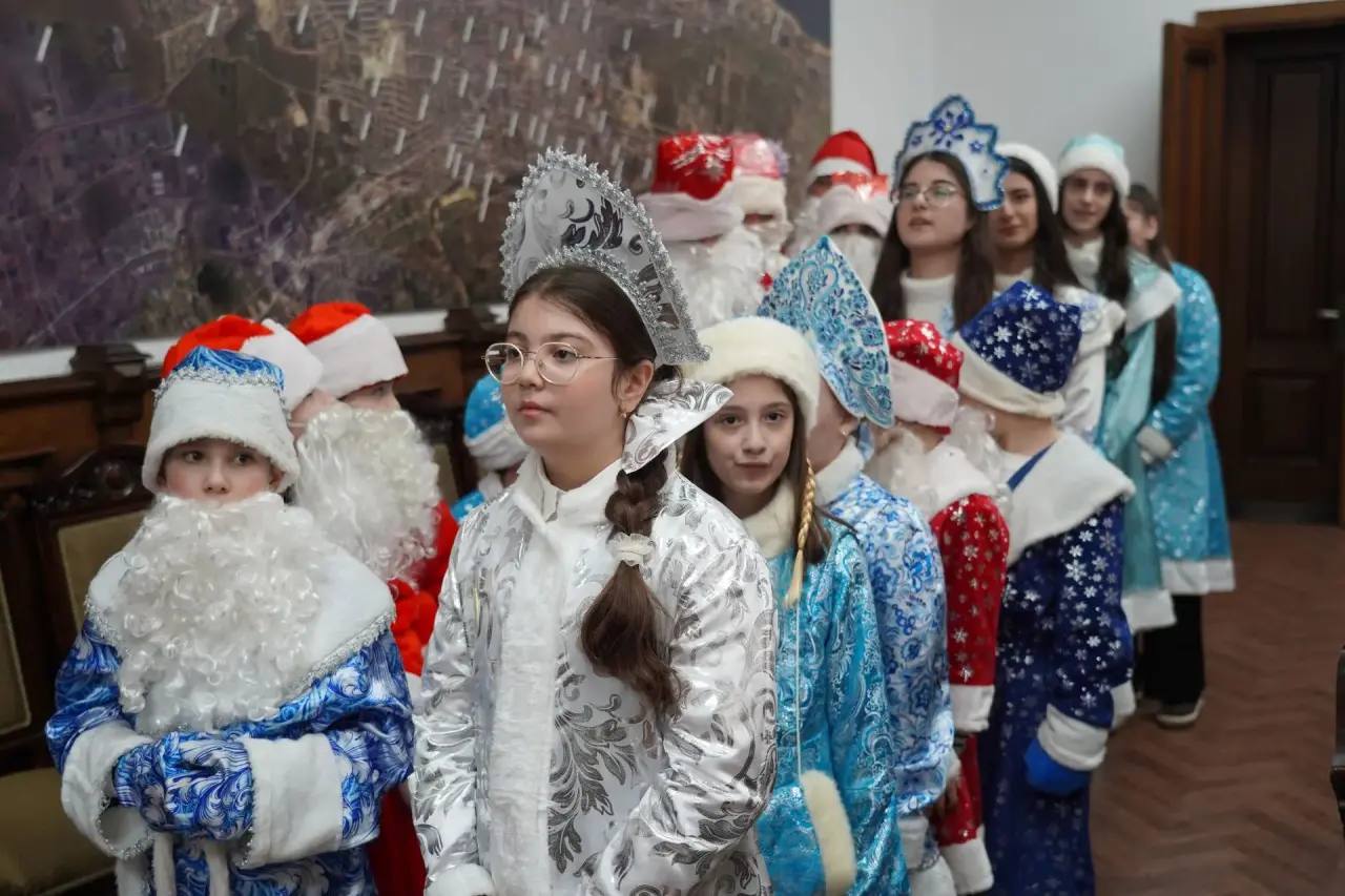 В рамках Всероссийской акции «Российский детский Дед Мороз» юные активисты Движения Первых поздравили главу Дербента Ханлара Пашабекова с наступающими новогодними праздниками В рамках Всероссийской акции «Российский детский Дед Мороз» юные активисты Движения Первых поздравили главу Дербента Ханлара Пашабекова с наступающими новогодними праздниками