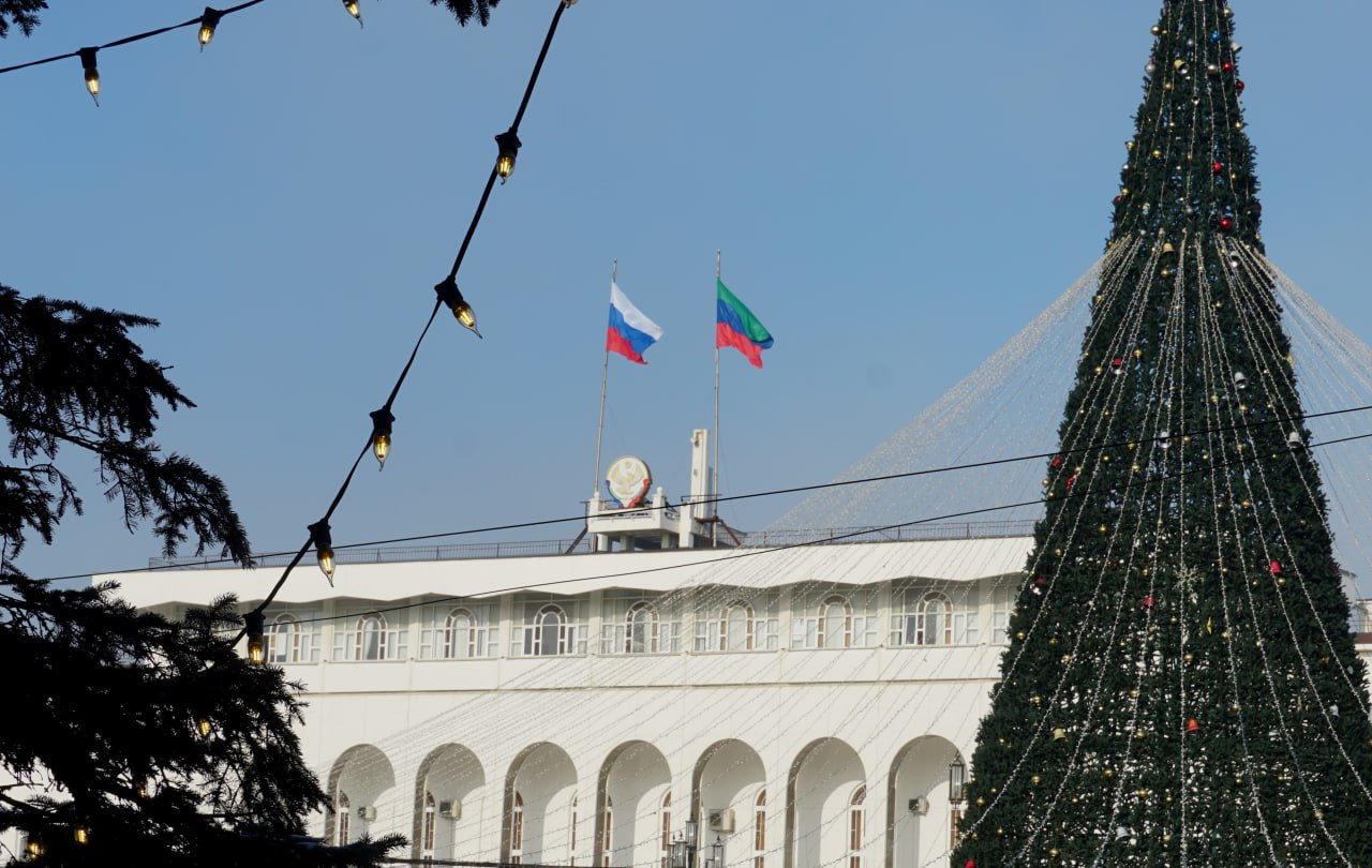 Избирательная комиссия РД поздравляет избирателей и организаторов выборов с наступающим Новым годом!