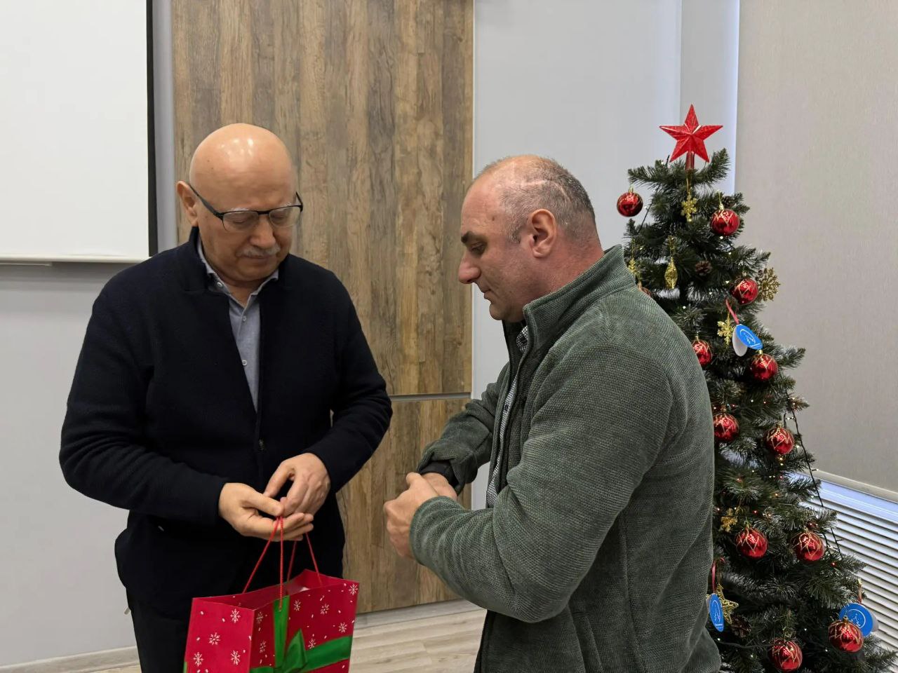 Депутат НС РД Имам Яралиев в рамках акции "Елка желаний" исполнил мечты маленьких жителей Сулейман-Стальского района Депутат НС РД Имам Яралиев в рамках акции "Елка желаний" исполнил мечты маленьких жителей Сулейман-Стальского района