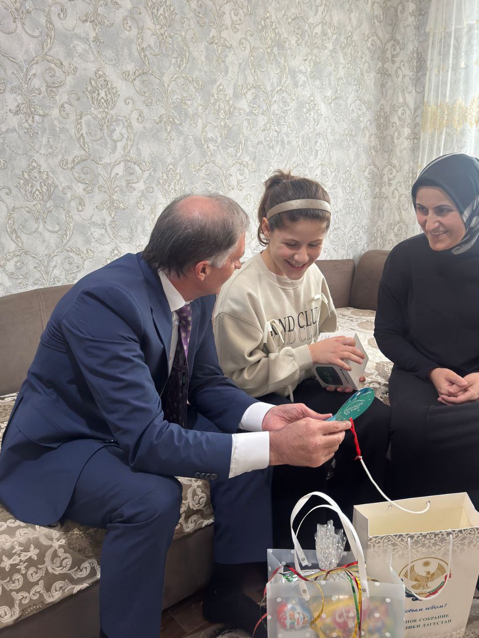 Заместитель Председателя НС РД Камил Давдиев исполнил предновогоднее желание 13-летней Айши - подарил ей умную колонку «Алиса», а также сладкие подарки Заместитель Председателя НС РД Камил Давдиев исполнил предновогоднее желание 13-летней Айши - подарил ей умную колонку «Алиса», а также сладкие подарки