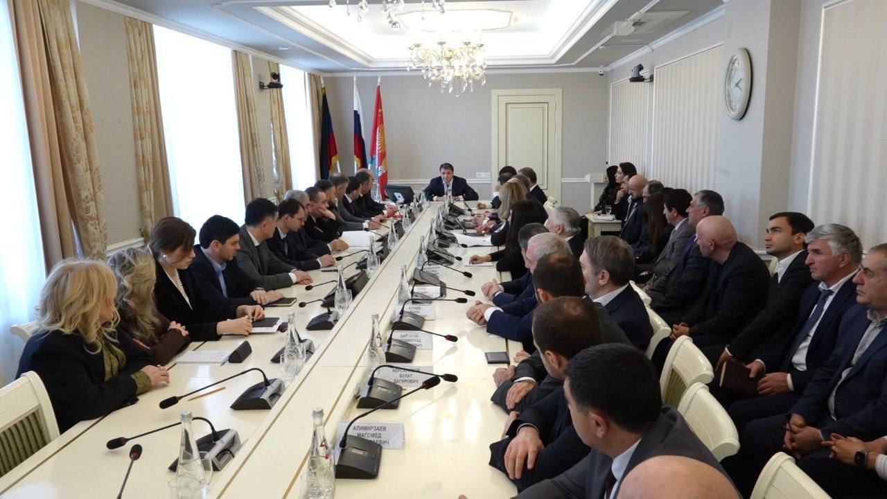 Последнее в текущем году аппаратное совещание администрации города Махачкалы прошло под председательством главы города Джамбулата Салавова Последнее в текущем году аппаратное совещание администрации города Махачкалы прошло под председательством главы города Джамбулата Салавова
