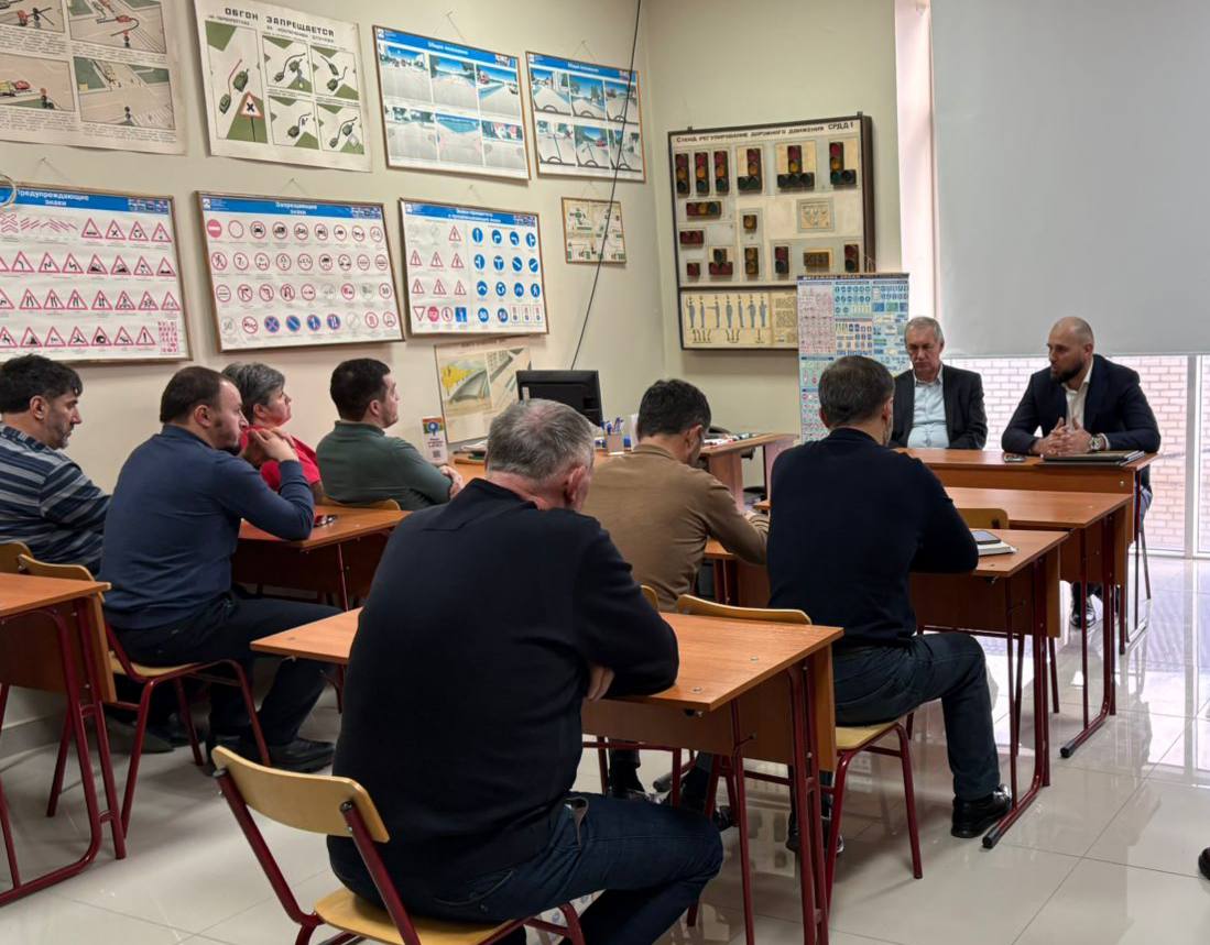 Заместитель главы города Махачкалы Гаджимурад Муртузалиев провёл рабочую встречу с руководством и сотрудниками столичного Управления транспорта, связи и дорожного хозяйства