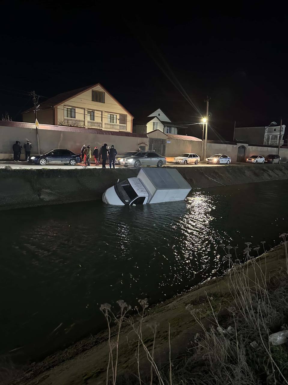 Автомобиль свалился в КОР в Махачкале