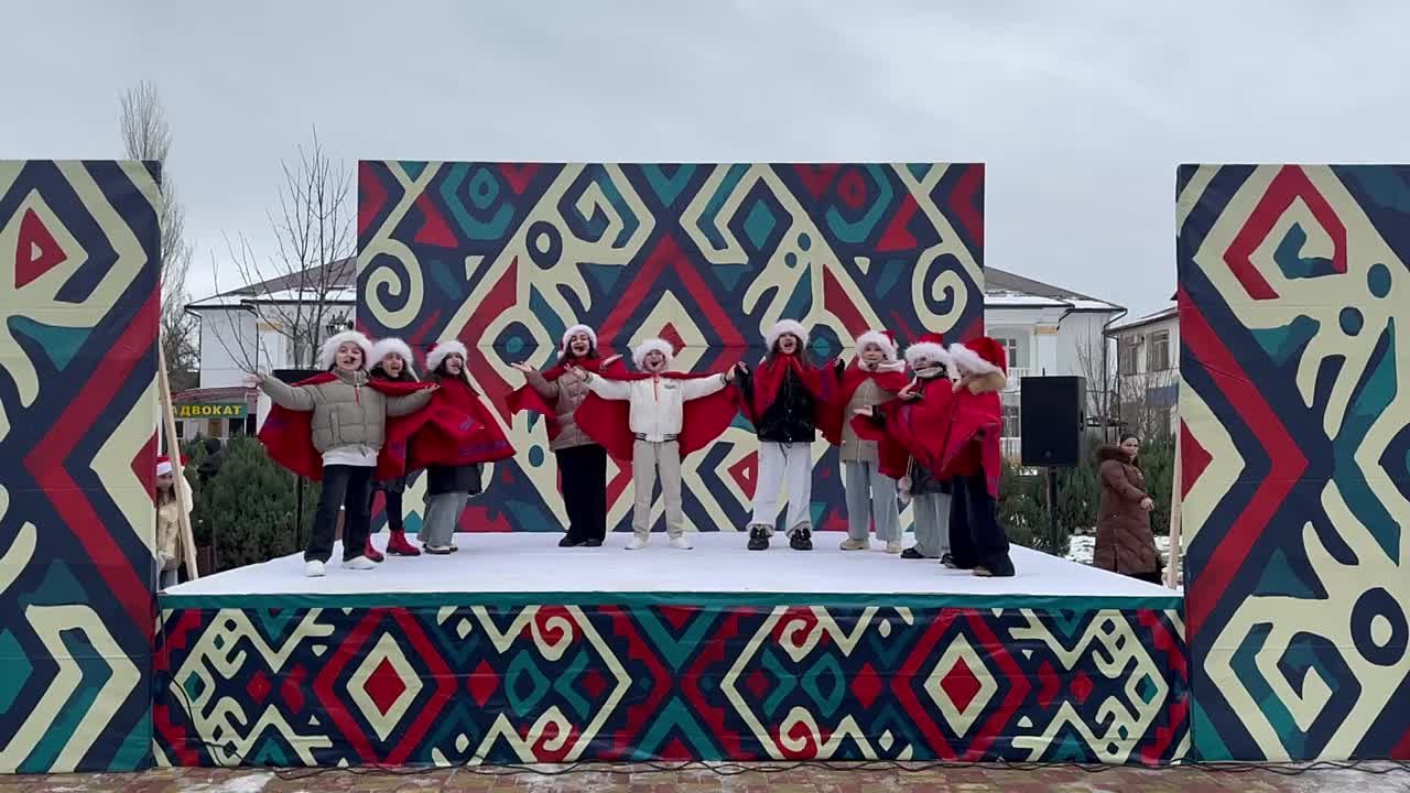 Детские творческие коллективы представили праздничную концертную программу с песнями