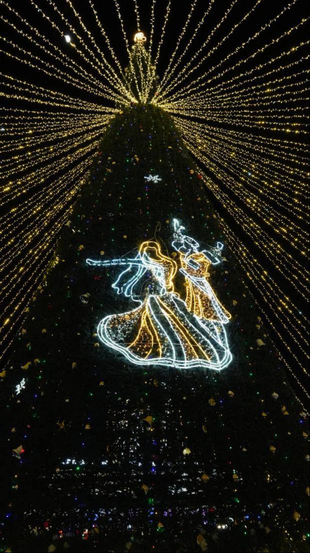 На главной ёлке города Махачкалы зажглись огни инсталляции в национальном стиле