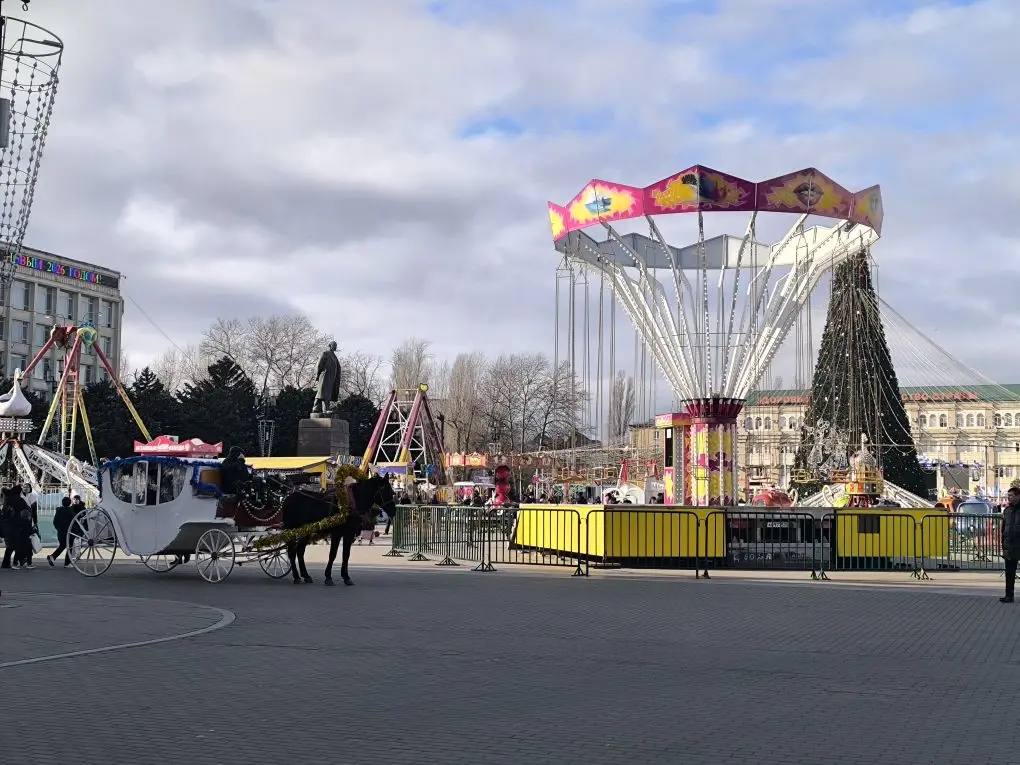 Встречаем главных волшебников! Карета Деда Мороза и Снегурочки устроила праздничный объезд по Махачкале Встречаем главных волшебников! Карета Деда Мороза и Снегурочки устроила праздничный объезд по Махачкале