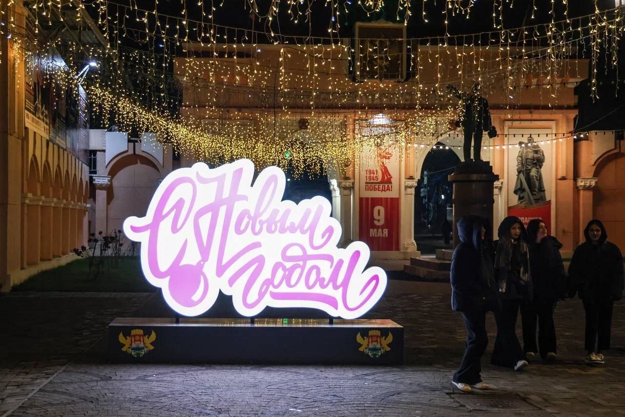 Новогодняя сказка ожила в Махачкале в преддверии 2026 года Новогодняя сказка ожила в Махачкале в преддверии 2026 года