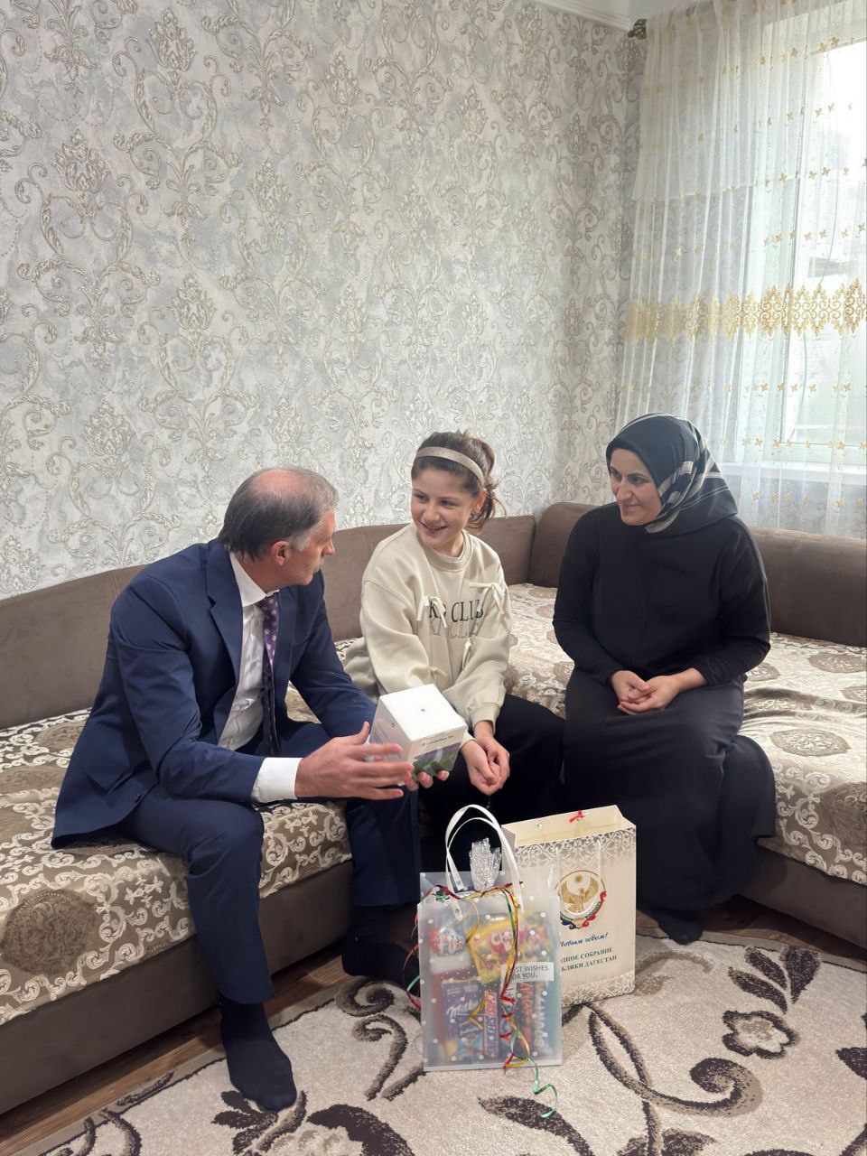 Заместитель Председателя НС РД Камил Давдиев исполнил предновогоднее желание 13-летней Айши - подарил ей умную колонку «Алиса», а также сладкие подарки Заместитель Председателя НС РД Камил Давдиев исполнил предновогоднее желание 13-летней Айши - подарил ей умную колонку «Алиса», а также сладкие подарки