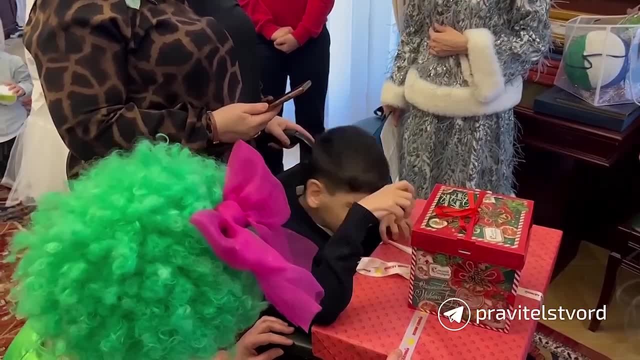 10-летний Магомед прочитал для участников акции «Елка желаний» стихотворение «Берегите друзей»